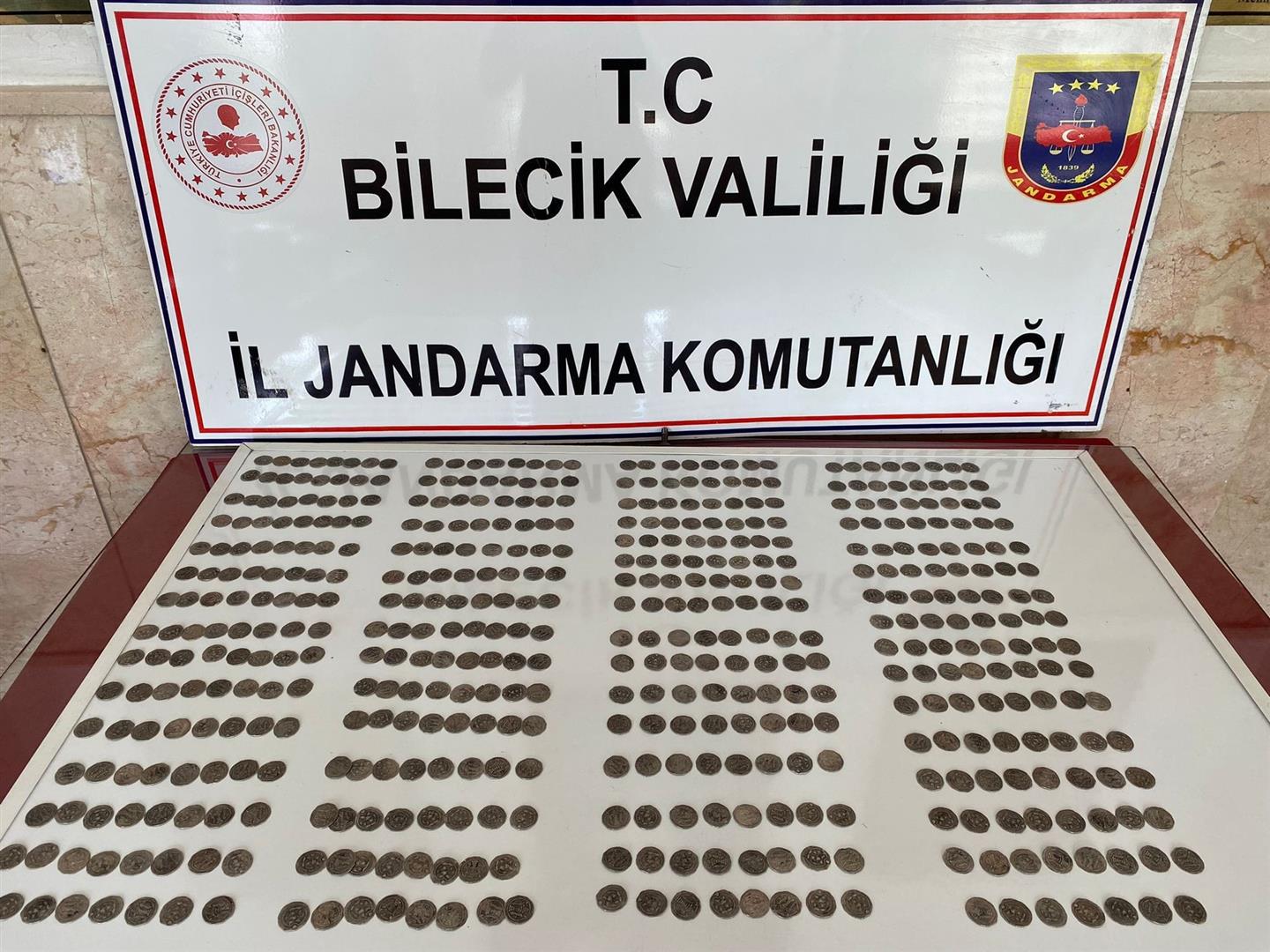 BİLECİK’TE 495 SİKKE ELE GEÇİRİLDİ 