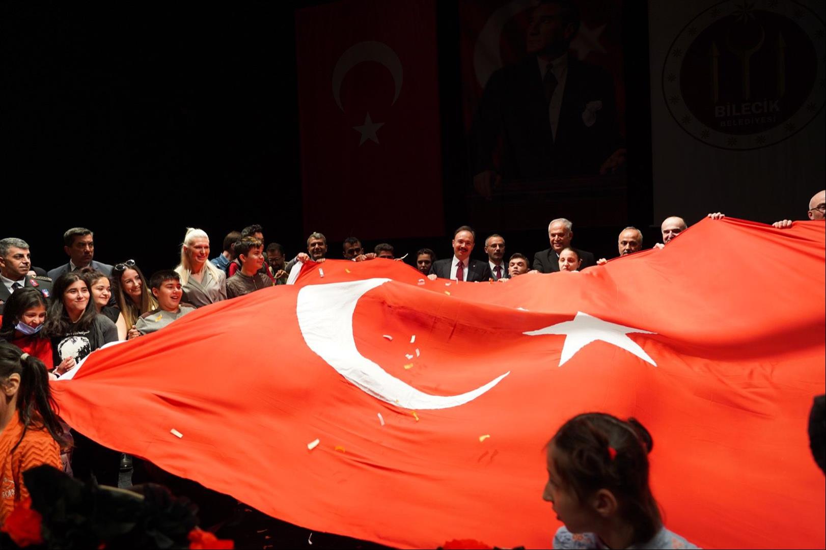 ÖZEL ÇOCUKLARIN GÖSTERİLERİ AYAKTA ALKIŞLANDI (6)