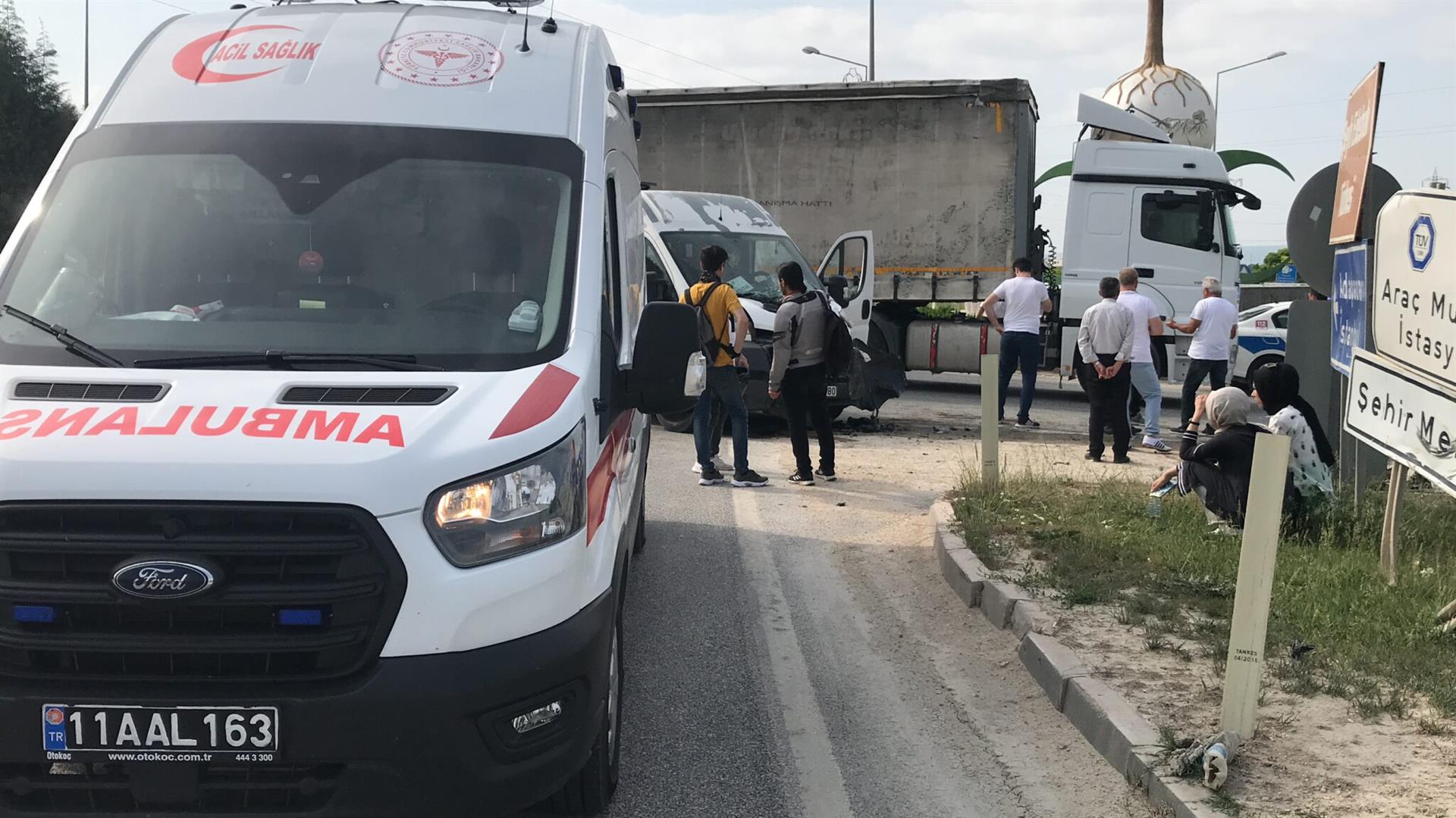 Bilecik'te servis aracı ile tır çarpıştı, 2 kişi yaralandı