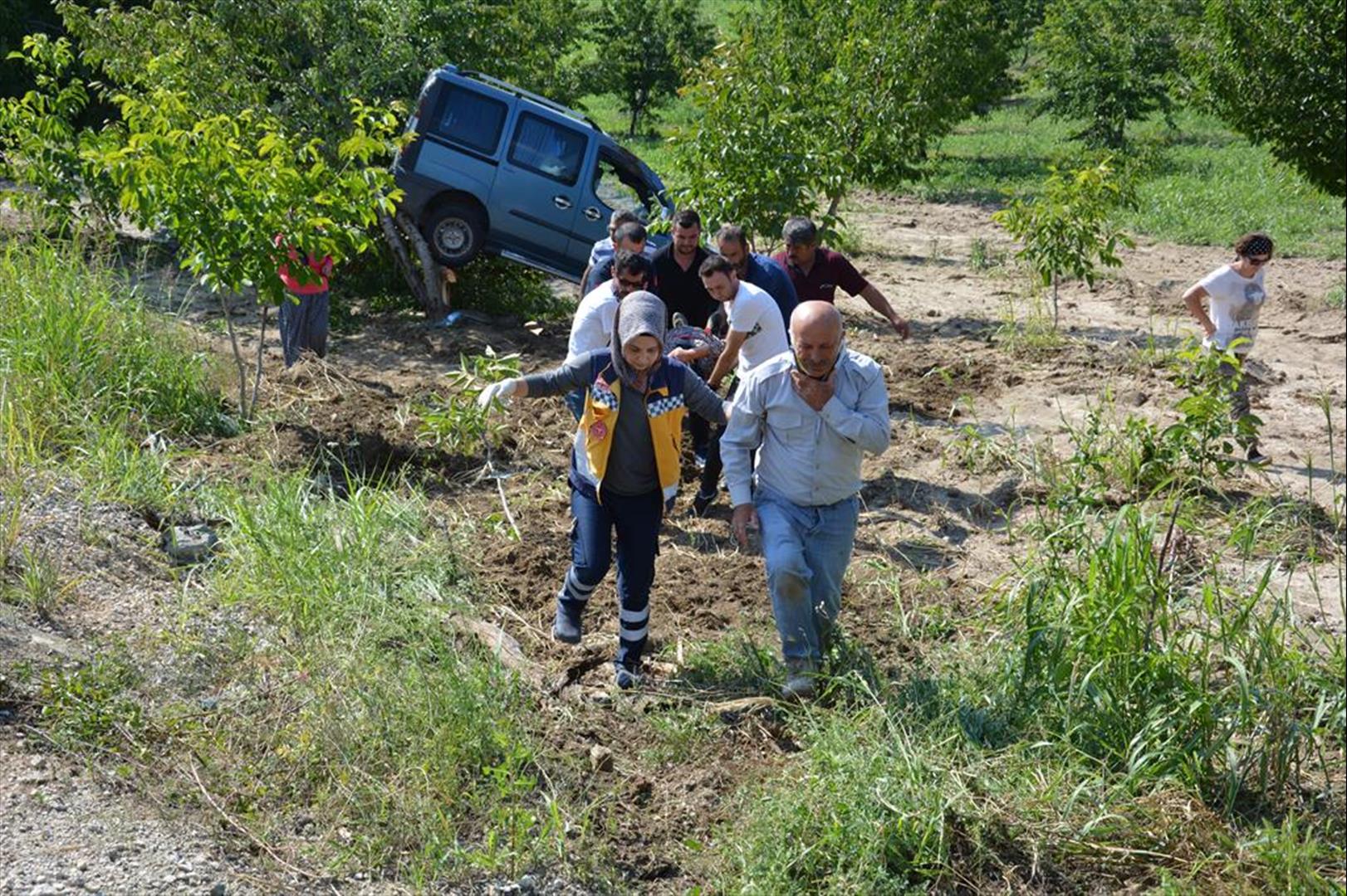 Bilecik'te tarlaya savrularak ağaçta asılı kalan araçtaki 2 kişi yaralandı