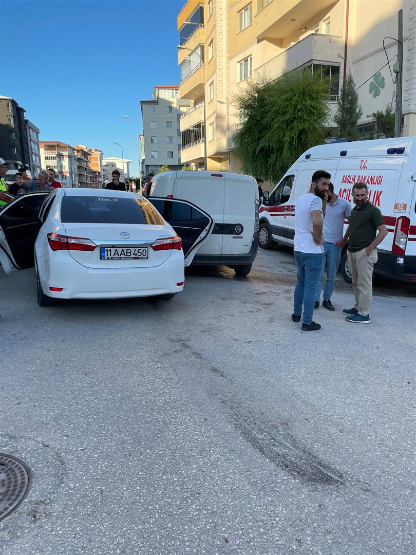 OTOMOBİL KAMYONETLE ÇARPIŞTI (2)