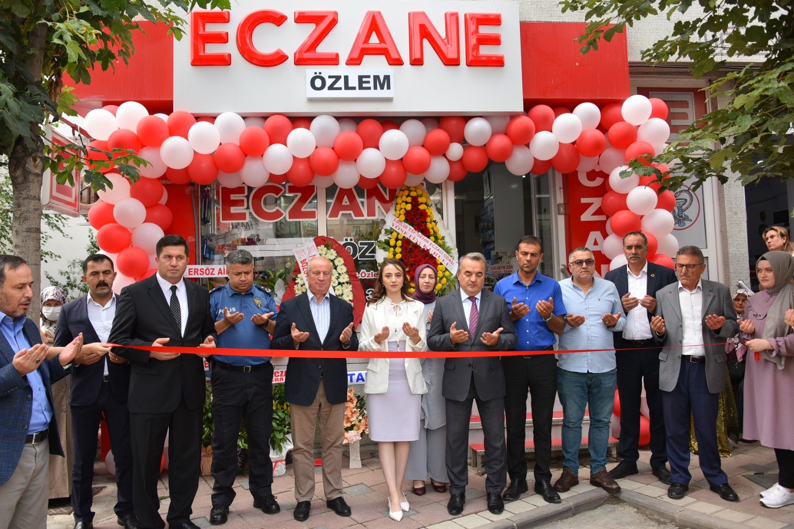 bilecik-haber_88-belediye-baskan-yardimcilari-eczane-acilisina-katildi-6979-346.jpg