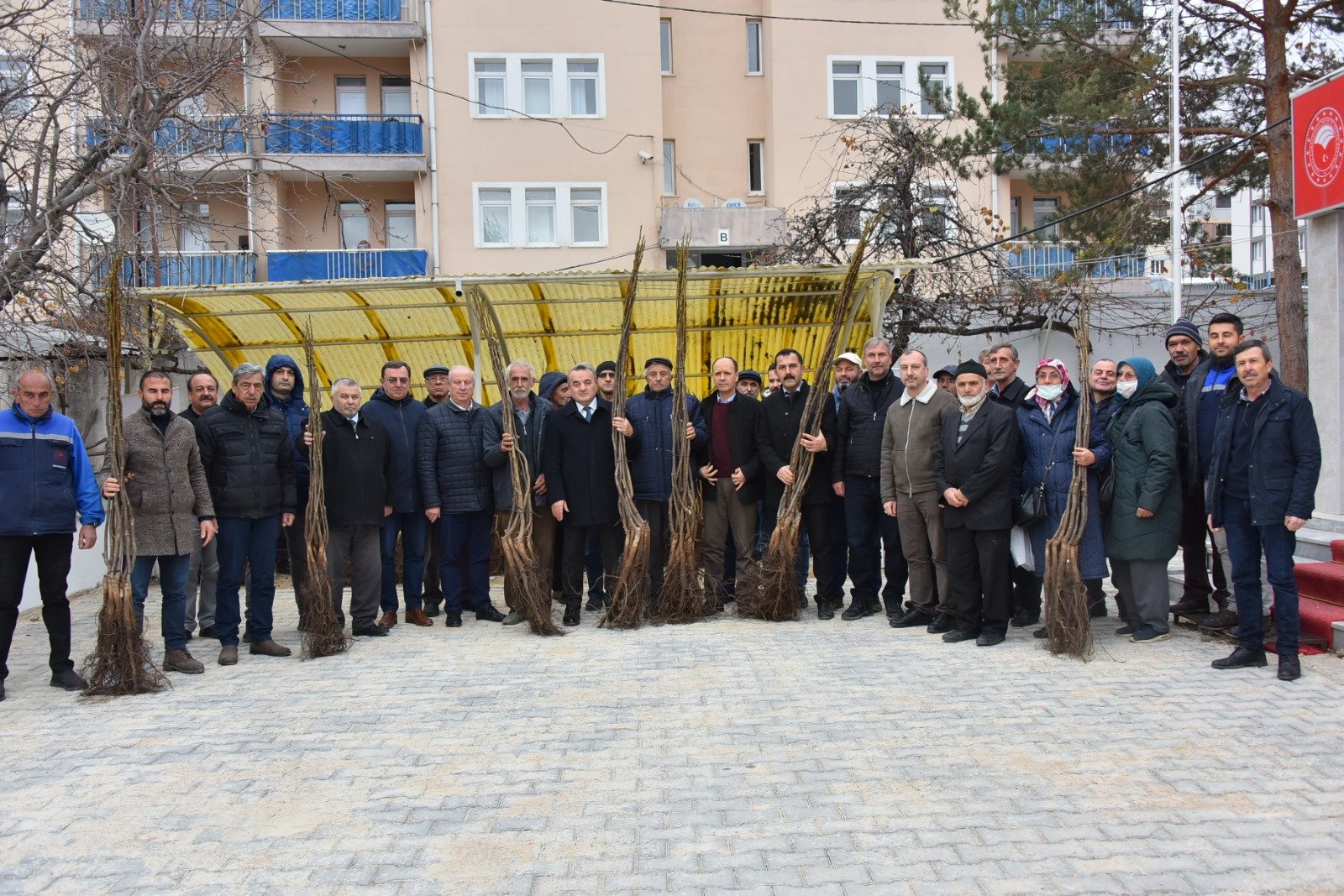 BOZÜYÜK’TE 898 ADET CEVİZ FİDANI DAĞITILDI (1)