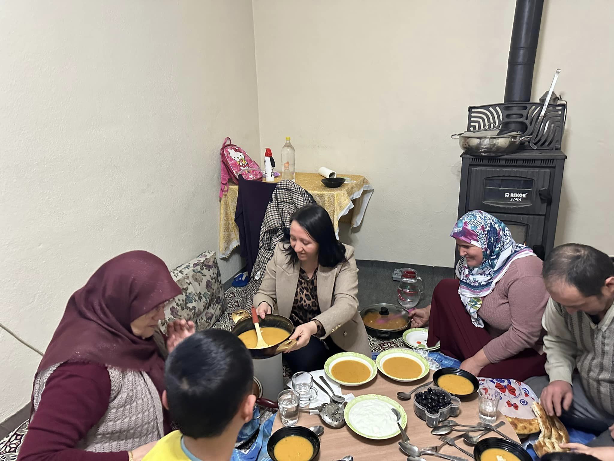 bilecik-haber_baskan-tekin-gonullere-dokunuyor-131.jpg