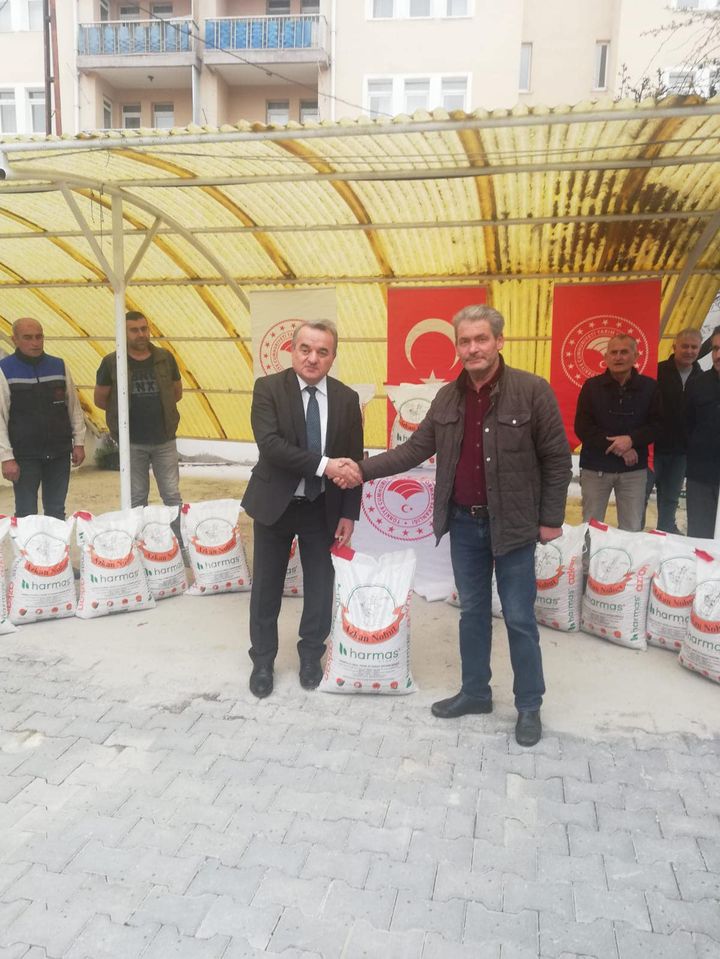 bilecik-haber_bozuyuk-te-ureticilere-nohut-tohumu-dagitildi-441.jpg