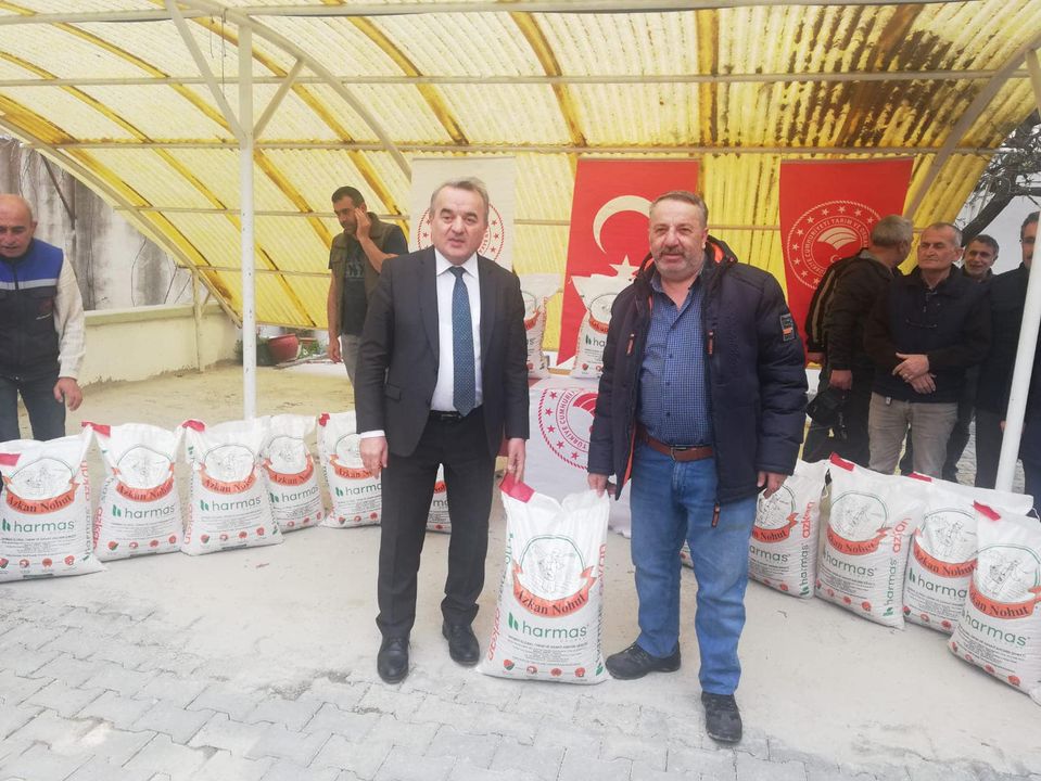 bilecik-haber_bozuyuk-te-ureticilere-nohut-tohumu-dagitildi-443.jpg