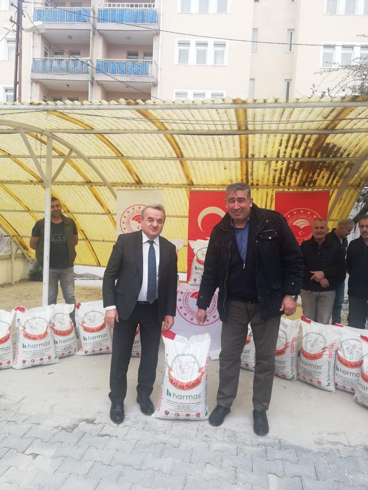 bilecik-haber_bozuyuk-te-ureticilere-nohut-tohumu-dagitildi-444.jpg