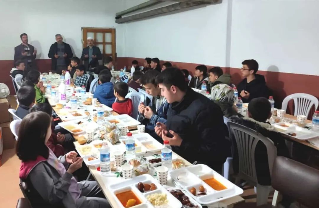 bilecik-haber_cami-gencligi-iftar-programi-duzenledi-165.jpg