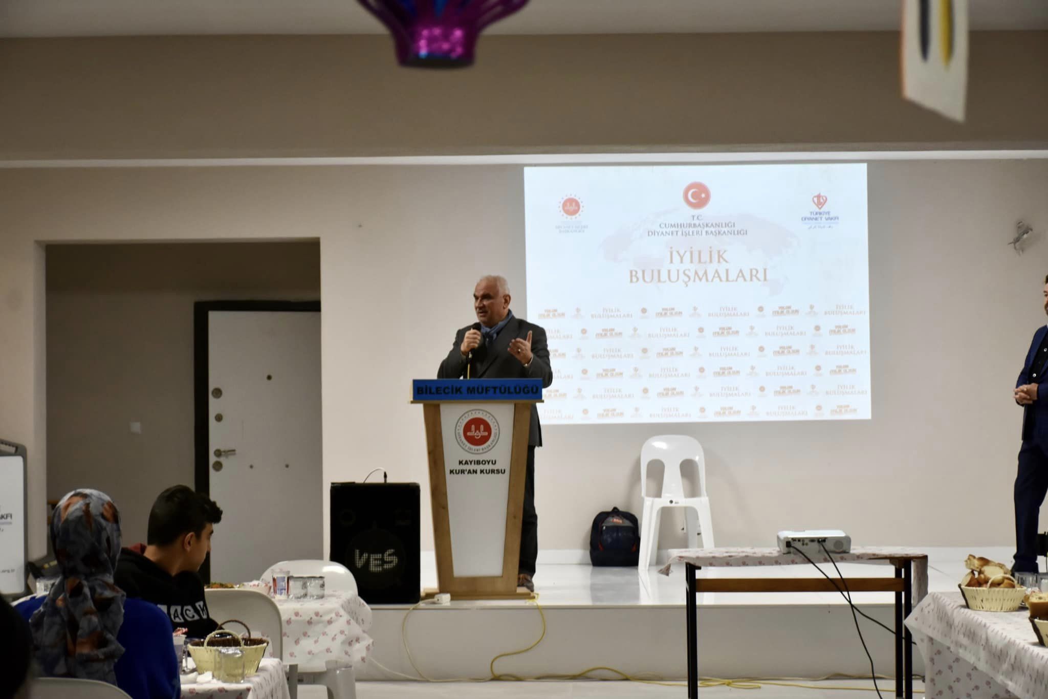 bilecik-haber_depremzedeler-icin-iftar-sofrasi-kuruldu-796.jpg