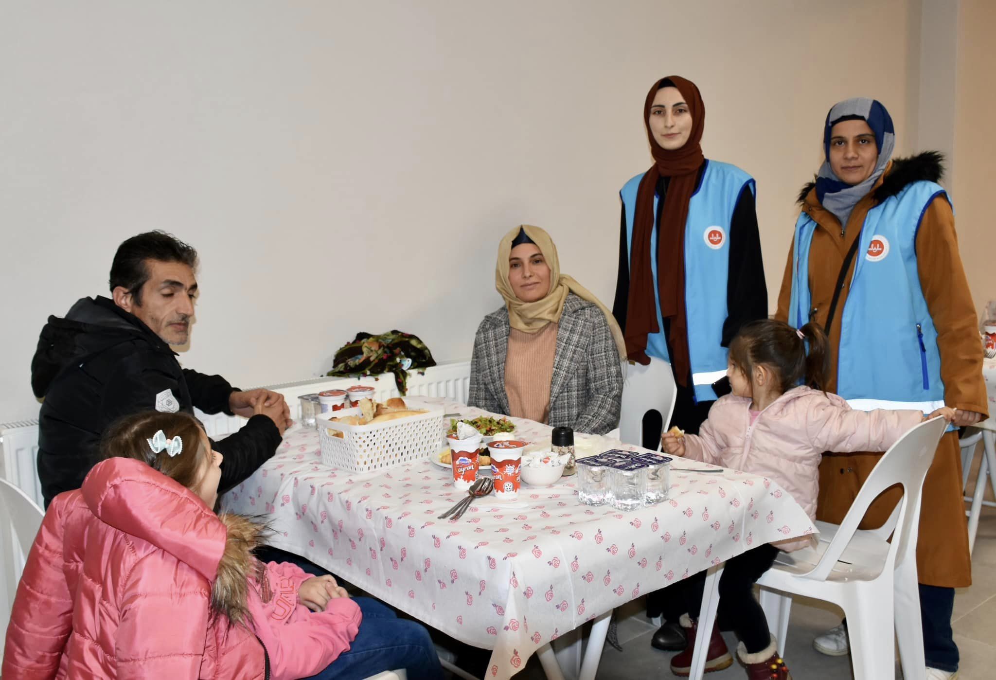 bilecik-haber_depremzedeler-icin-iftar-sofrasi-kuruldu-797.jpg