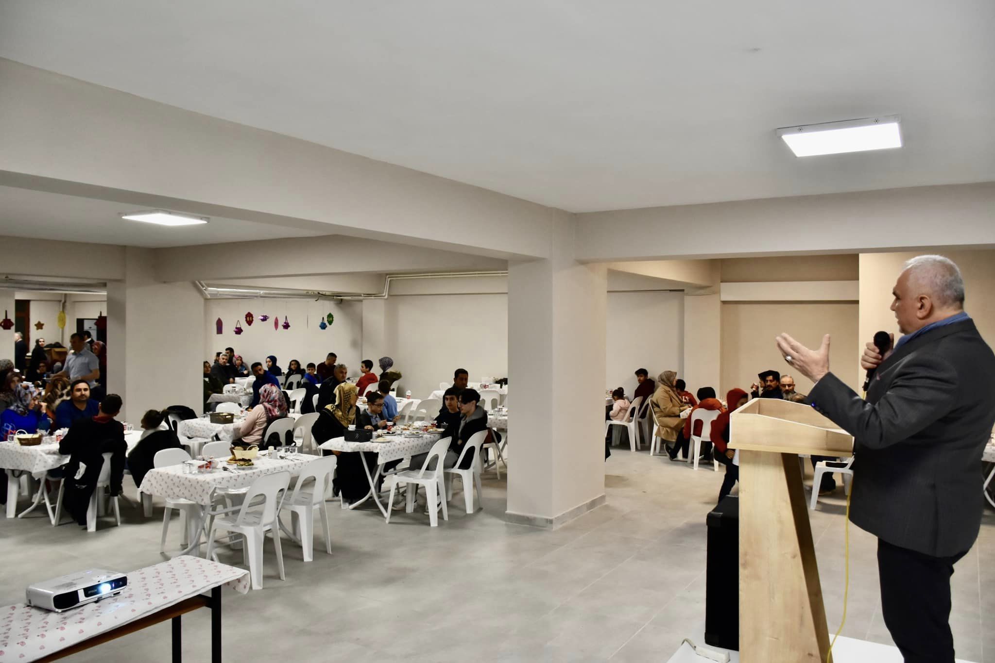 bilecik-haber_depremzedeler-icin-iftar-sofrasi-kuruldu-798.jpg