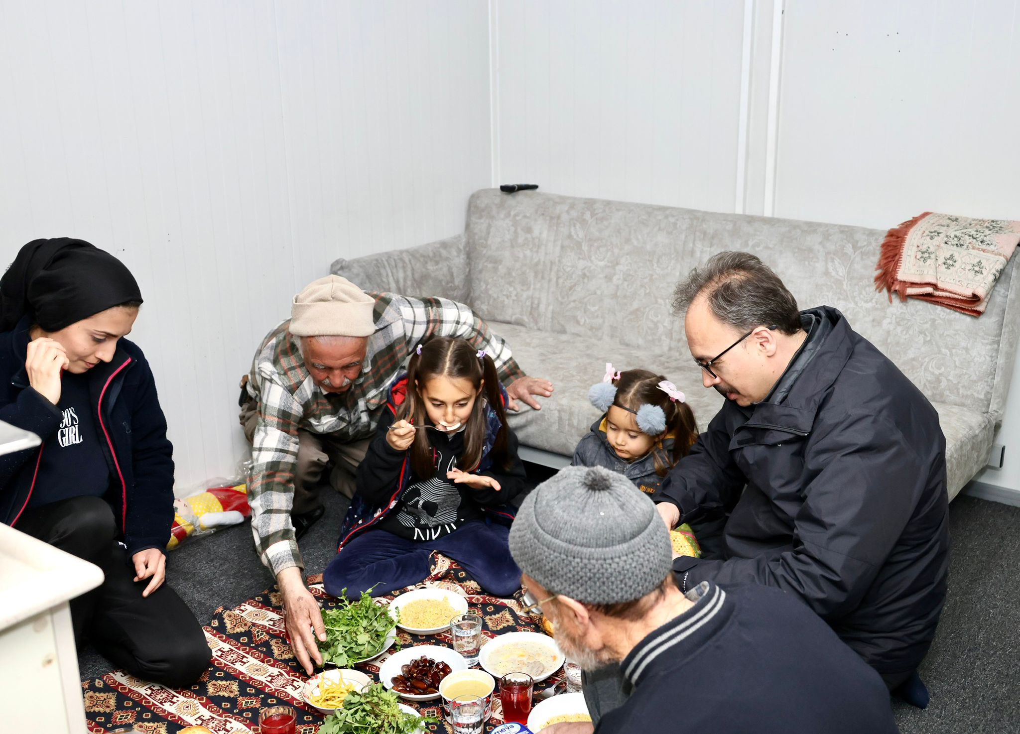 bilecik-haber_her-aksam-bir-konteyner-evde-iftara-katiliyor-225.jpg