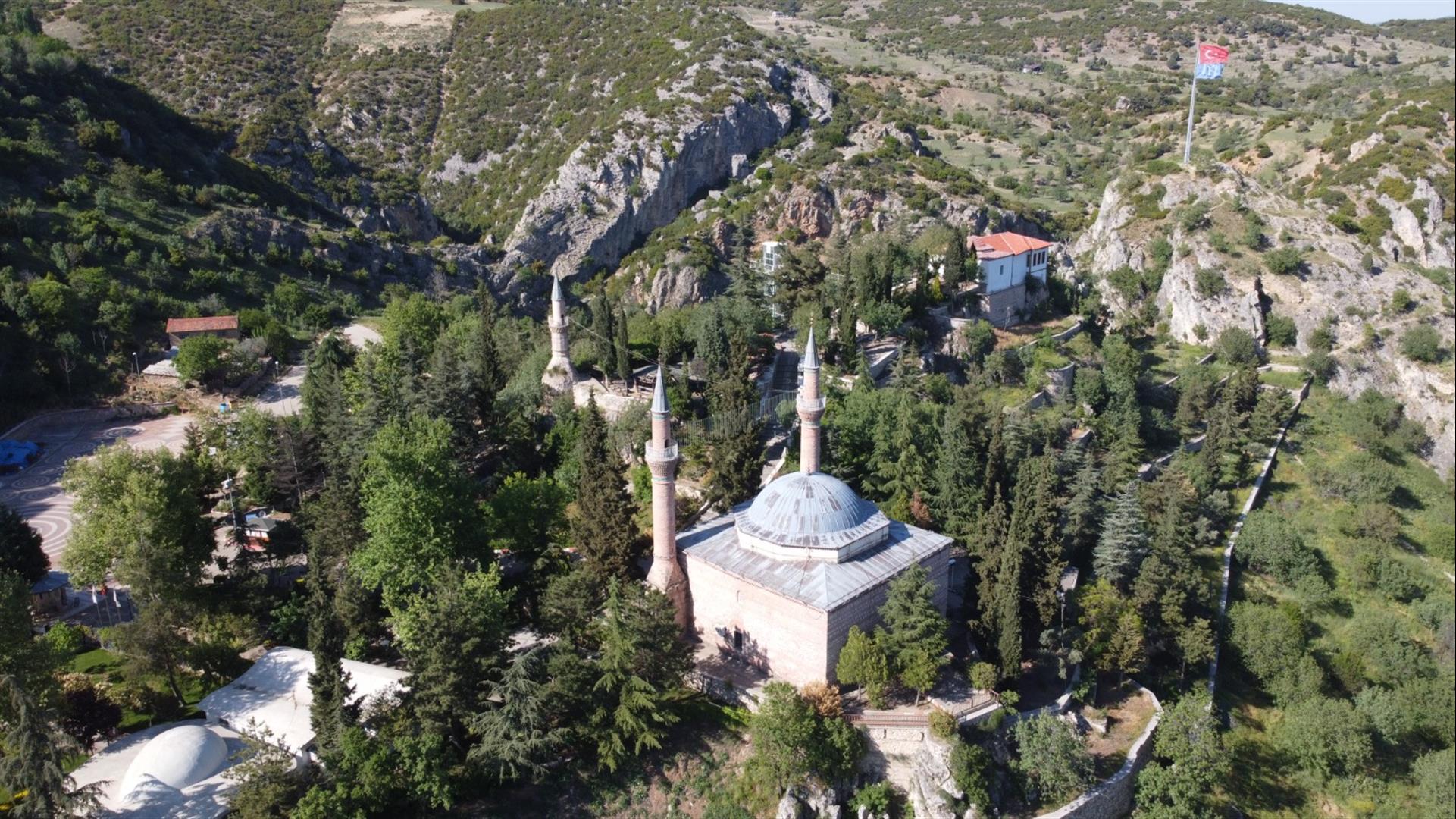 bilecik-haber_kurtulusun-sehrinde-38-turbe-bulunuyor-102.jpg