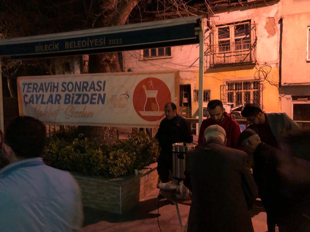 bilecik-haber_teravih-sonrasi-vatandaslara-cay-ikrami-147.jpg