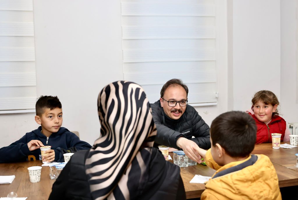 bilecik-haber_vali-kizilkaya-cocuklarin-iftarinda-814.jpg