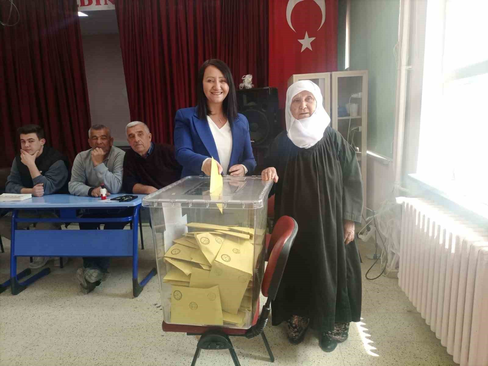 bilecik-haber_ak-partili-belediye-baskanlari-sandik-basinda-12198.jpg