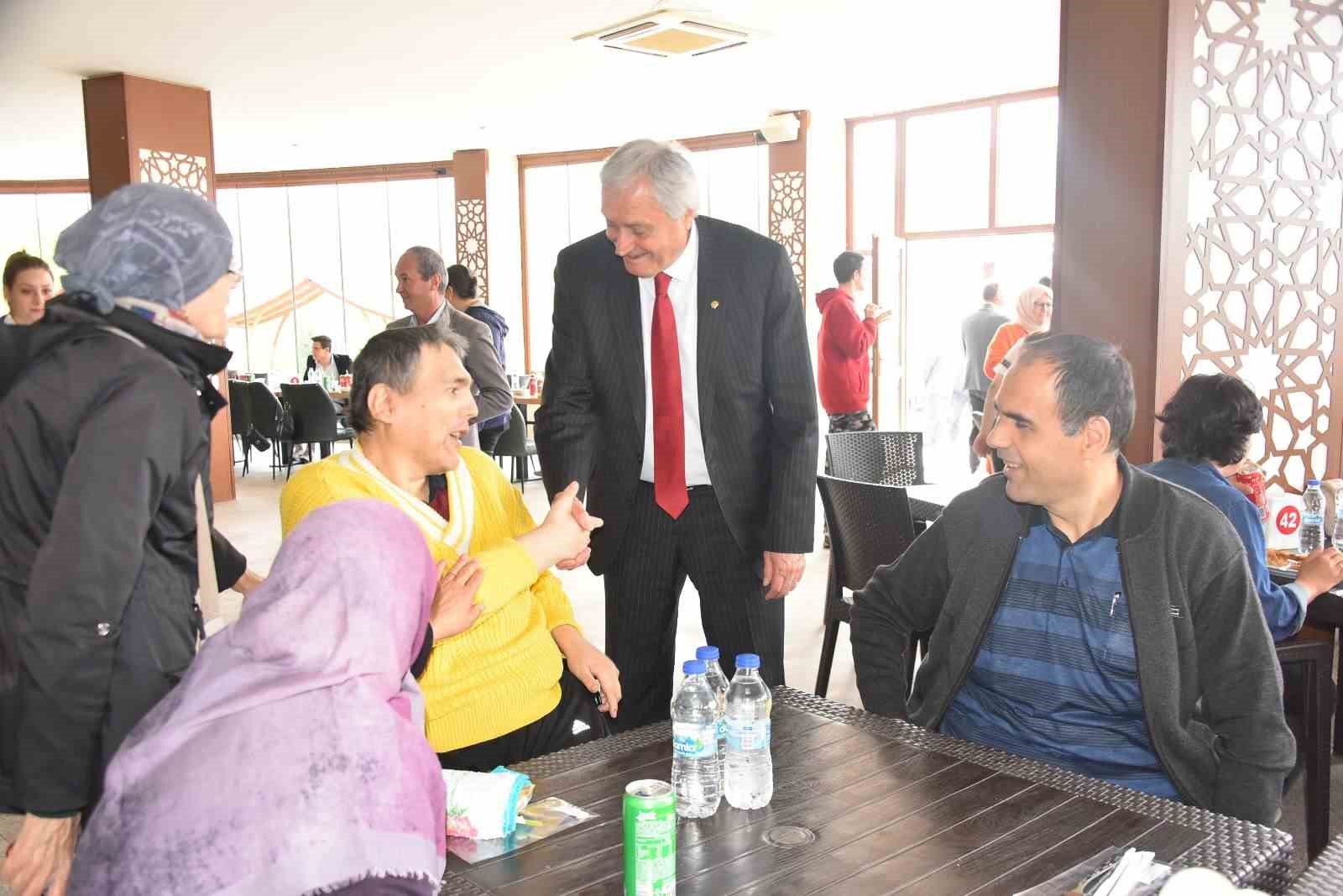 bilecik-haber_baskan-bakkalcioglu-ozel-gereksinimli-bireylere-bir-araya-geldi-12924.jpg