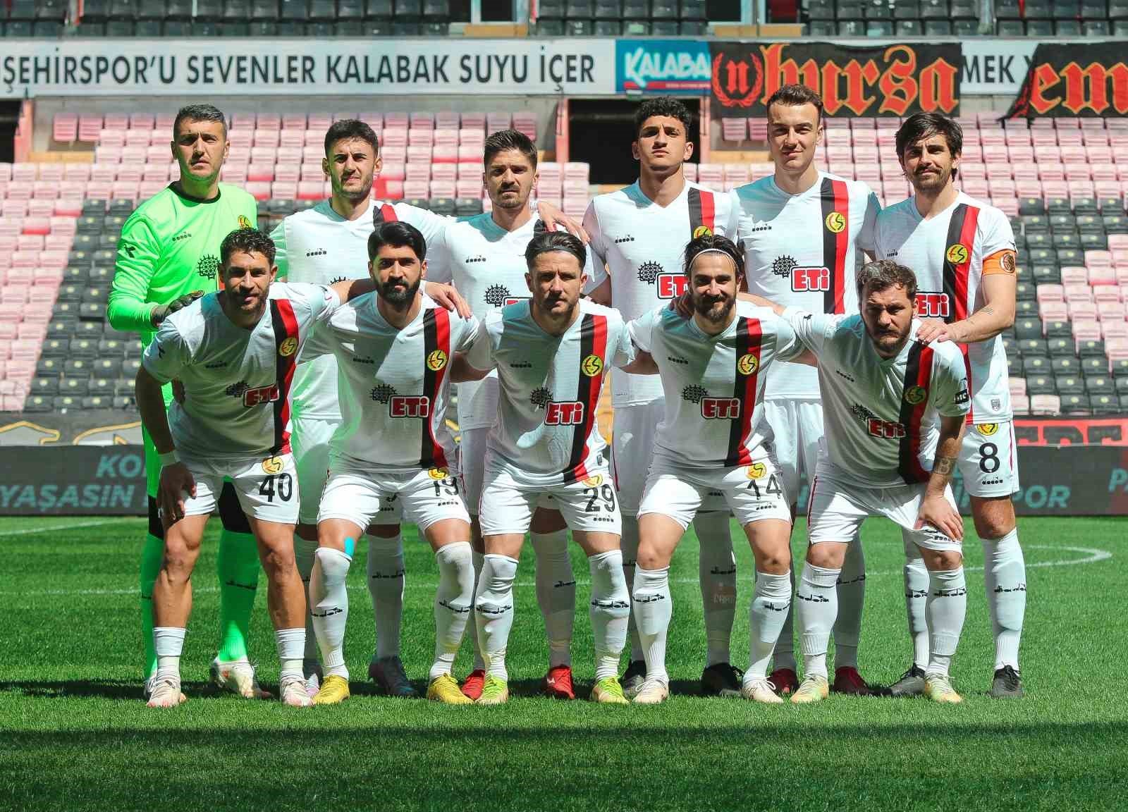 bilecik-haber_efsane-eskisehirspor-un-amator-lige-dusmesiyle-taraftarlar-buyuk-uzuntu-yasadi-13085.jpg