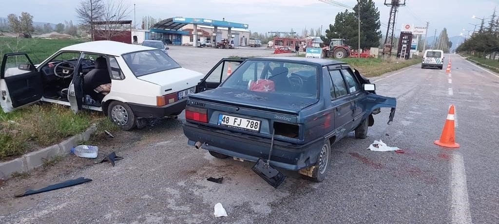 bilecik-haber_iki-otomobilin-carpistigi-kazada-10-kisi-yaralandi-10937.jpg