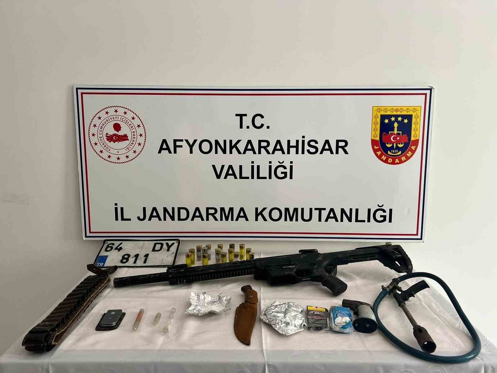bilecik-haber_kaza-ihbarina-giden-jandarma-uyusturucu-ve-ruhsatsiz-silah-ele-gecirdi-11380.jpg