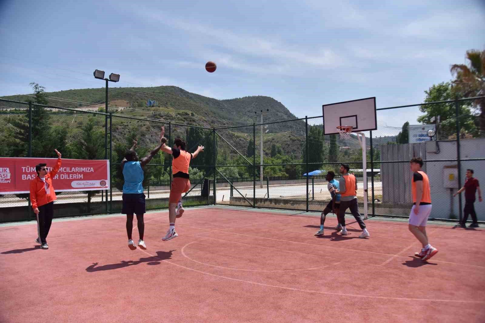 bilecik-haber_masa-tenisi-ve-streetball-sampiyonlari-odullerini-aldi-15278.jpg