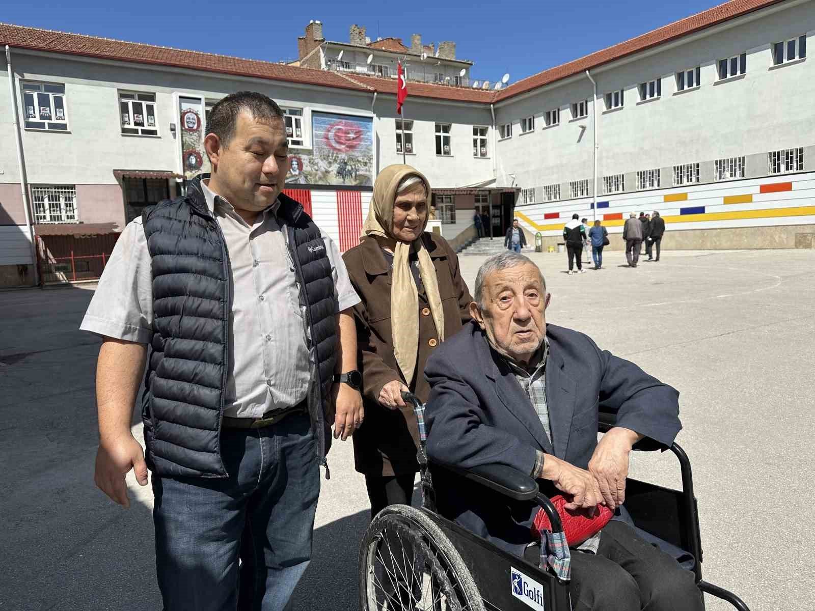 bilecik-haber_oy-kullanmak-icin-siraya-giren-91-yasindaki-secmen-dualarla-sandiga-gitti-12106.jpg