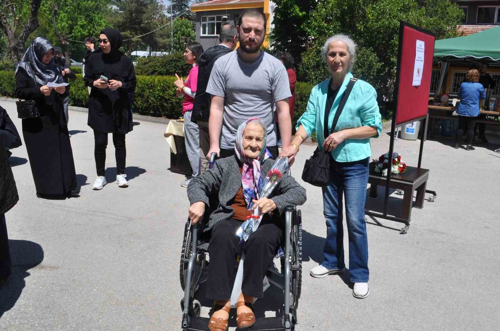 bilecik-haber_sevim-teyze-86-yillik-omrune-bir-secime-daha-katti-12207.jpg