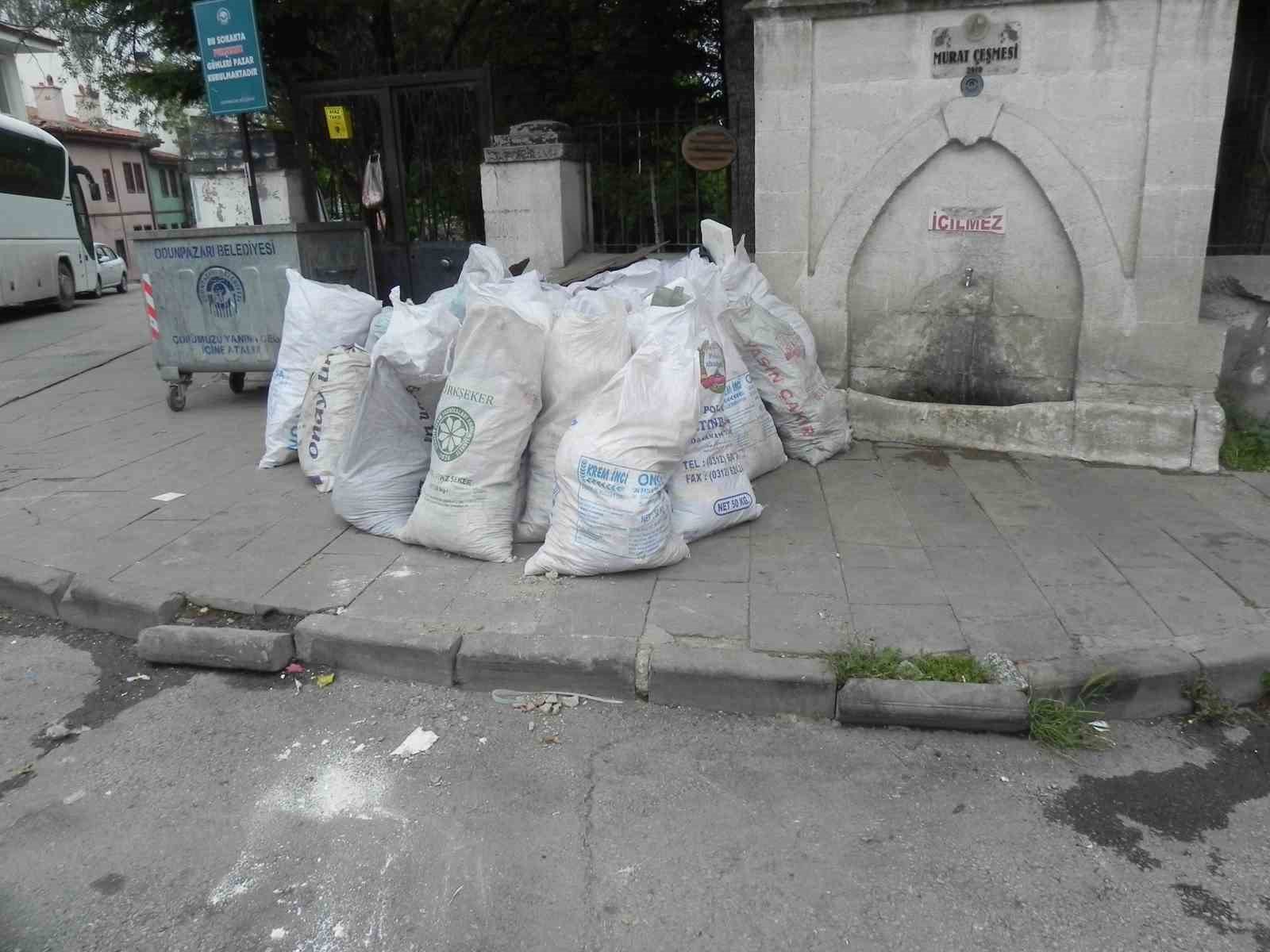 bilecik-haber_tarihi-bolgenin-kaldiriminda-gunlerce-bekleyen-moloz-yiginlari-12221.jpg