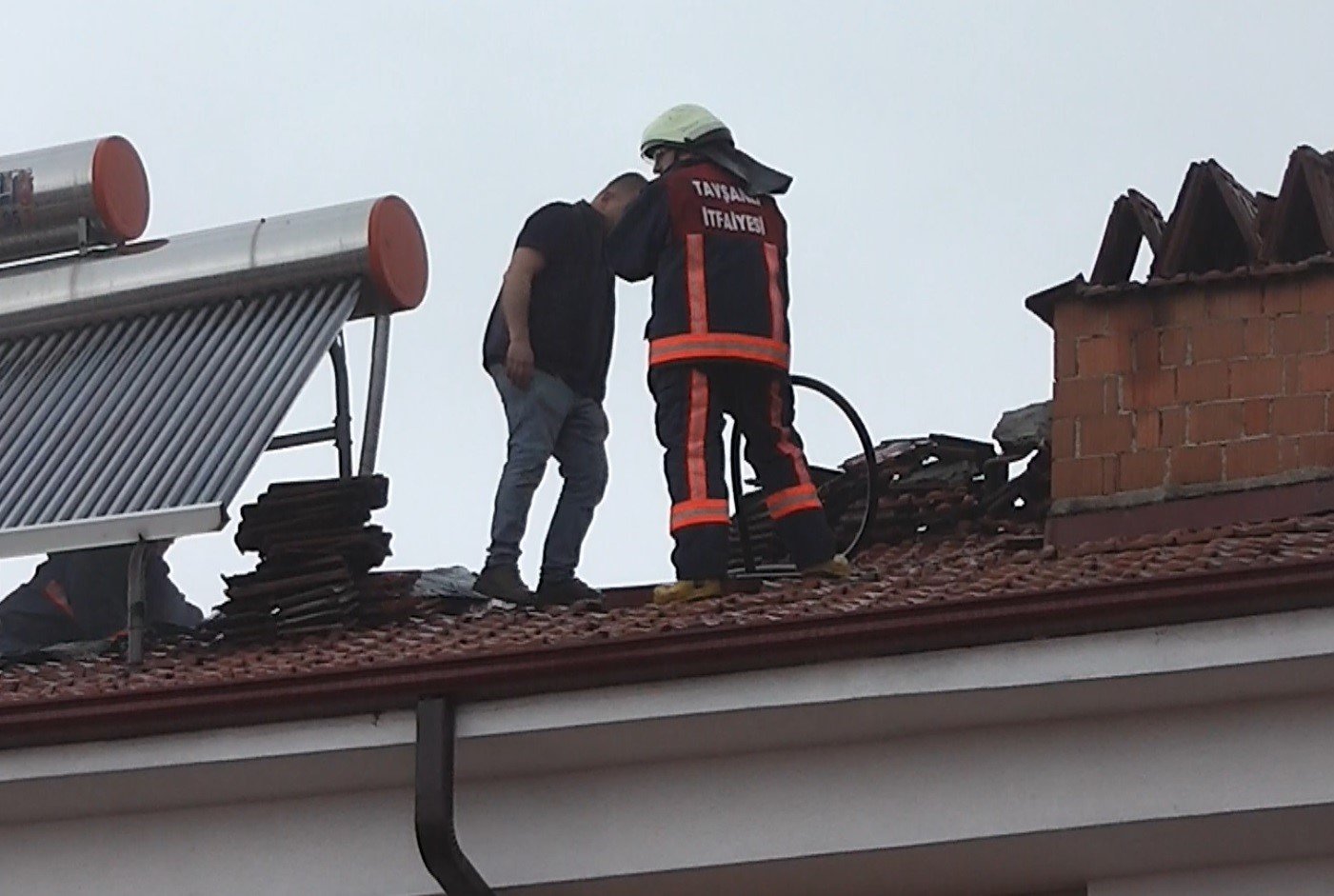 bilecik-haber_tavsanli-da-yildirim-dusen-evin-catisinda-yangin-cikti-17659.jpg