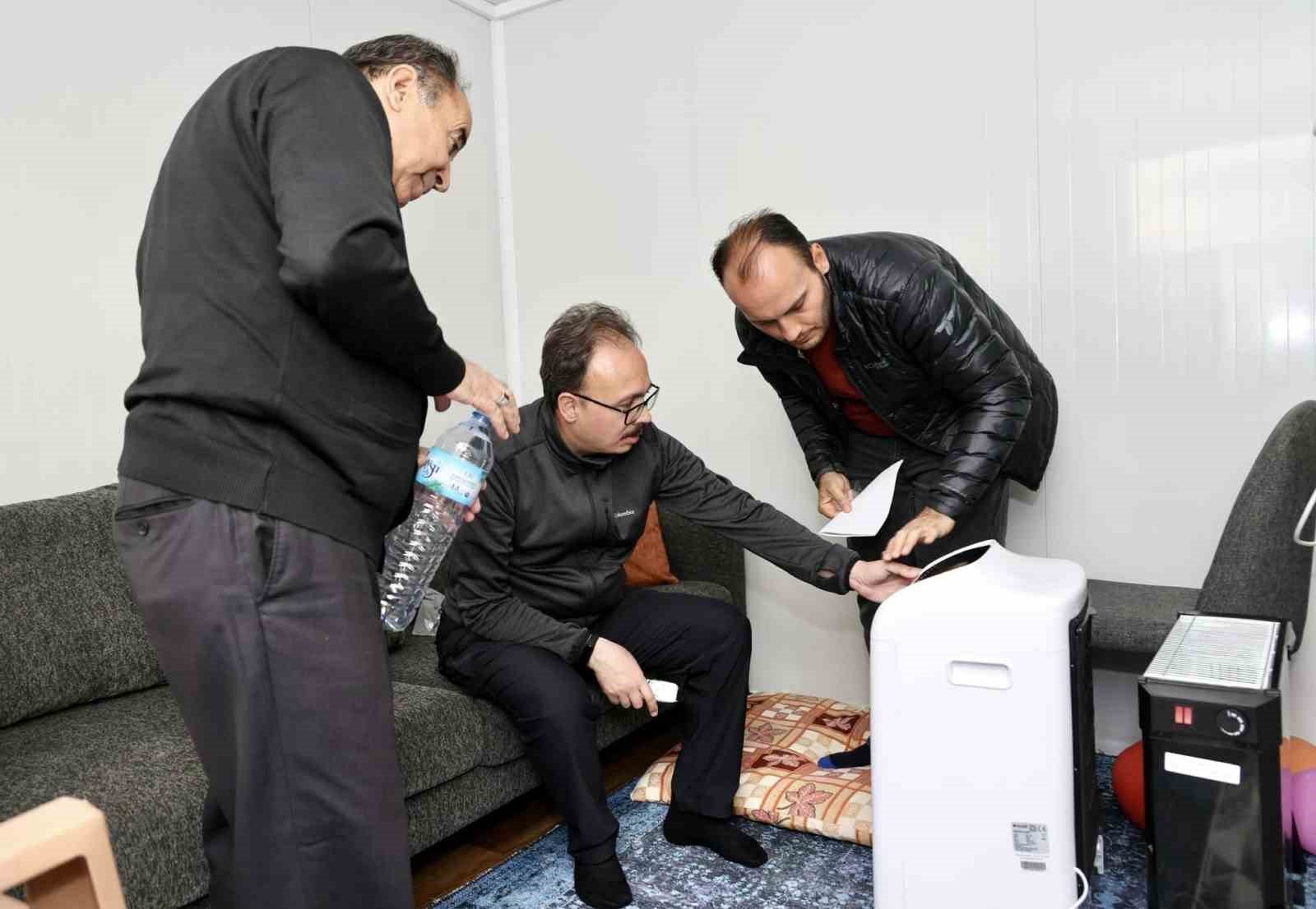 bilecik-haber_vali-kizilkaya-depremzede-vatandaslara-hava-sogutucu-cihazlari-teslim-etti-15504.jpg
