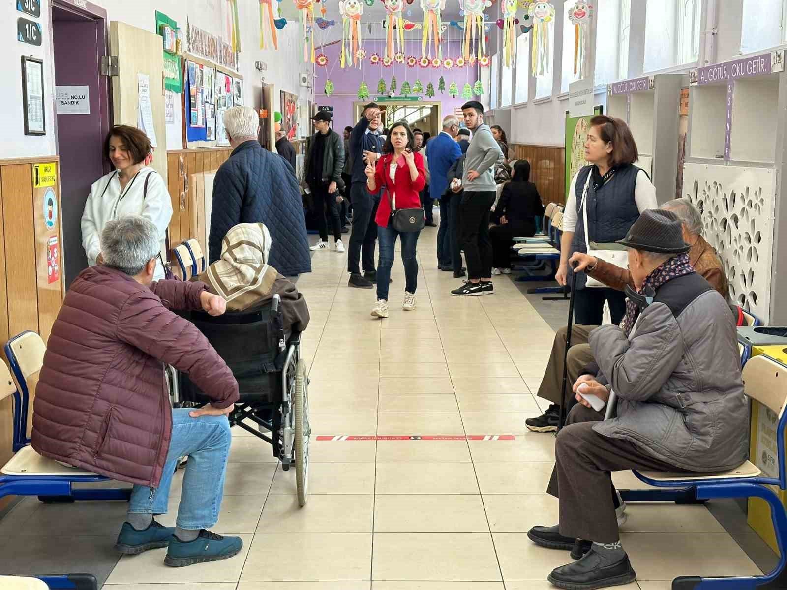 bilecik-haber_yurume-zorluklarina-ragmen-erkenden-oylarini-kullandilar-12114.jpg