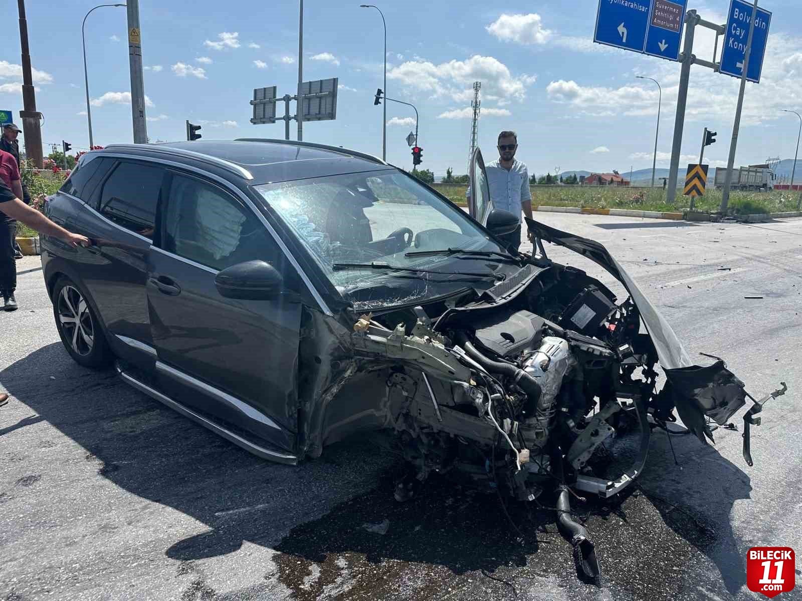 bilecik-haber_ak-parti-li-belediye-baskaninin-araci-tirla-capisti-feci-kaza-ani-kameraya-yansidi-22570.jpg