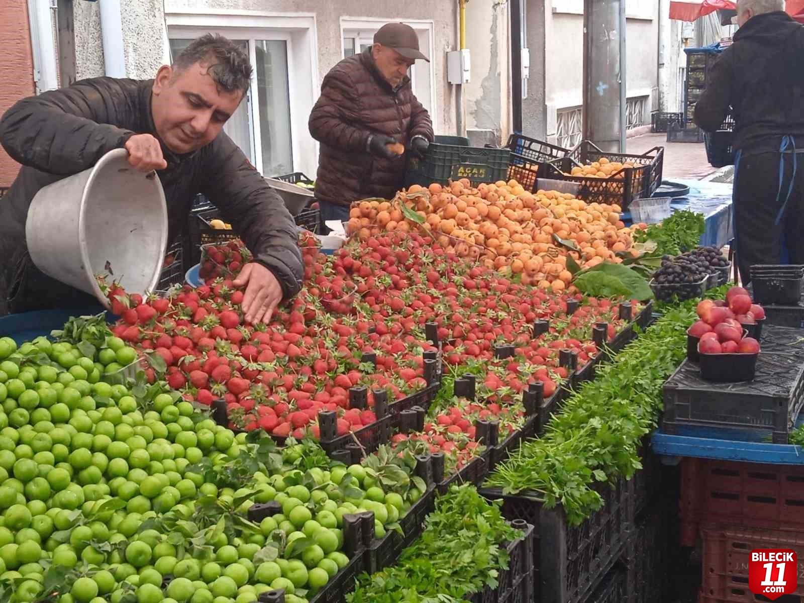 bilecik-haber_asiri-yagislar-tezgahlardaki-meyve-ve-sebzeyi-etkiliyor-18852.jpg