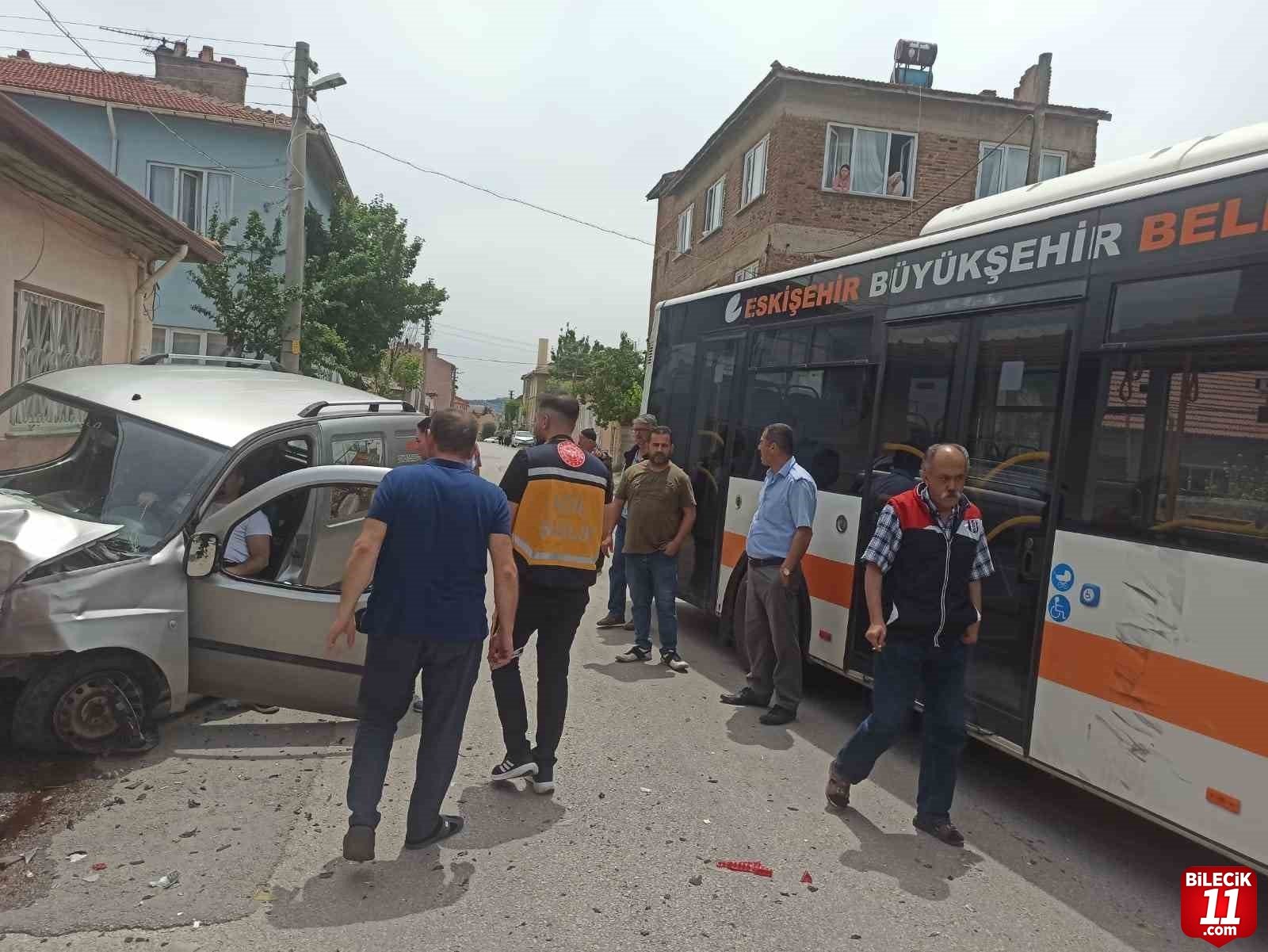 bilecik-haber_belediye-otobusu-hafif-ticari-araca-carpti-1-yarali-21221.jpg