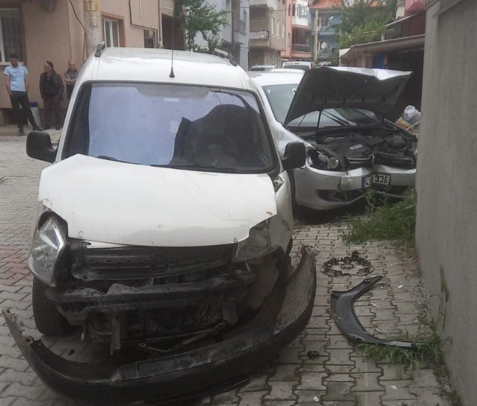 bilecik-haber_iki-otomobil-carpisti-1-yarali-17947.jpg