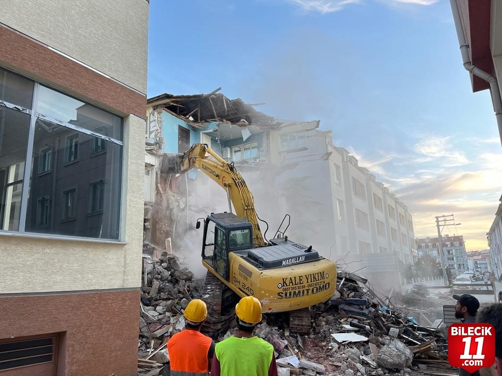 bilecik-haber_kazilan-temel-yan-binanin-cokmesine-neden-oldu-faciadan-donuldu-22269.jpg