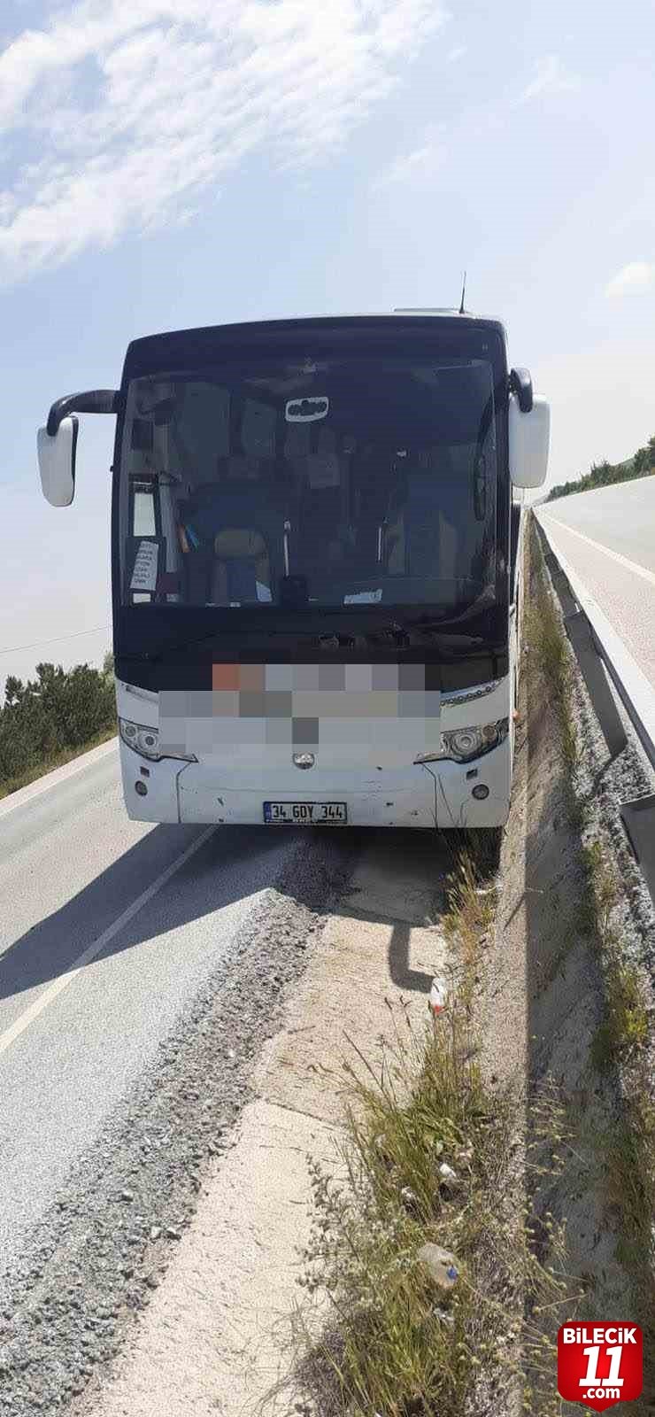 bilecik-haber_kontrolden-cikan-yolcu-otobusu-refuje-girip-bariyerlere-carparak-durabildi-20466.jpg