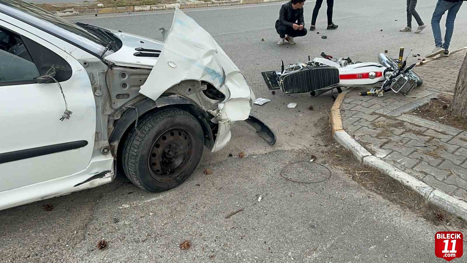 bilecik-haber_otomobilin-carptigi-motosikletteki-2-genc-metrelerce-savruldu-19338.jpg