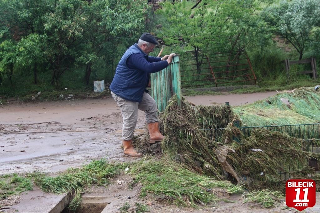 bilecik-haber_sel-sularinin-buzdolabi-ve-camasir-makinesini-surukledigi-anlar-kamerada-21433.jpg