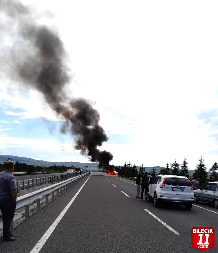 bilecik-haber_seyir-halindeki-otomobil-alev-alev-yandi-21201.jpg