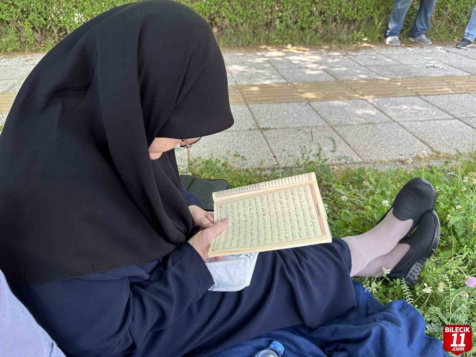 bilecik-haber_sinava-giren-torununu-kur-an-i-kerim-okuyarak-bekledi-22859.jpg