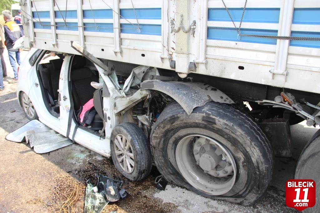 bilecik-haber_tirin-altina-giren-otomobildeki-anne-ve-kizi-agir-yaralandi-23277.jpg