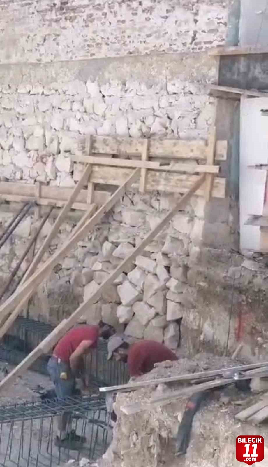 bilecik-haber_yikilan-3-katli-binayi-tahtlarla-tutmaya-calismislar-22602.jpg