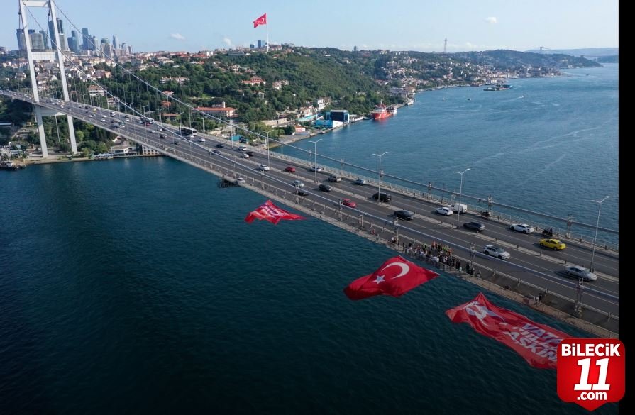 bilecik-haber_15-temmuz-sehitler-koprusu-ne-sehitlerin-anisina-turk-bayragi-asildi-31755.jpg