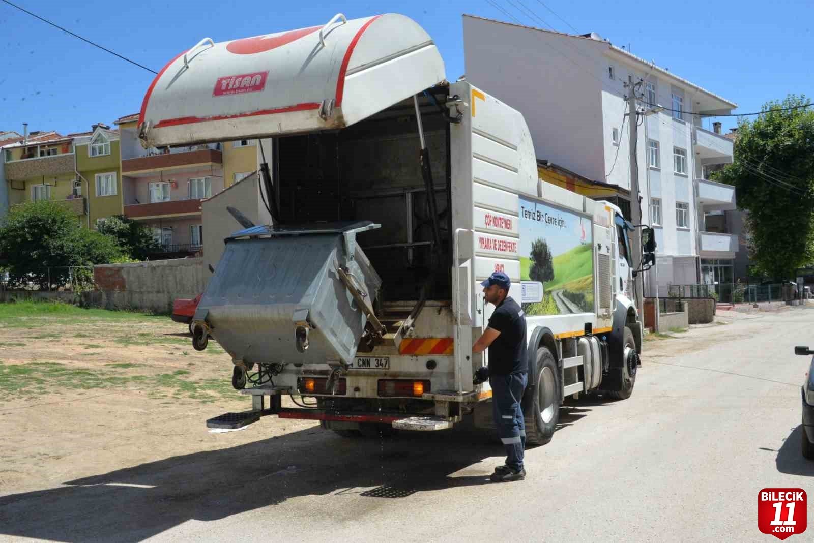 bilecik-haber_bozuyuk-te-cop-konteynerleri-once-yikaniyor-sonra-ilaclaniyor-33604.jpg