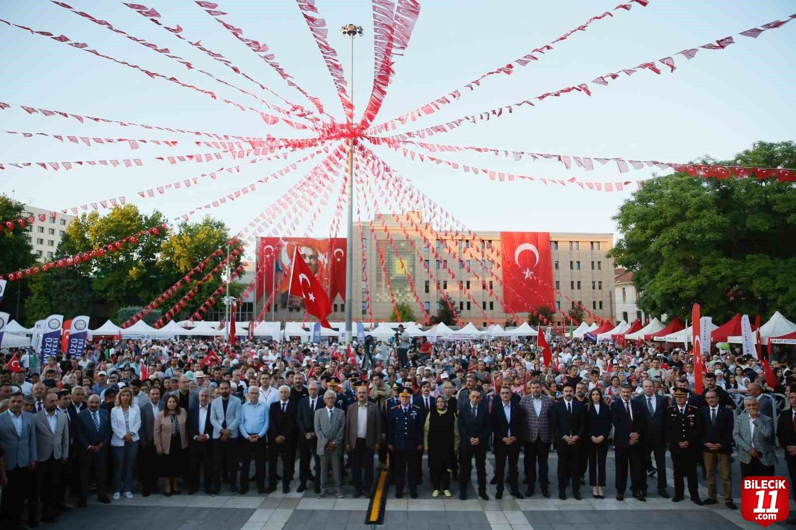 bilecik-haber_eskisehir-de-15-temmuz-anma-programi-yuzlerce-vatandasin-katilimiyla-gerceklestirildi-32111.jpg