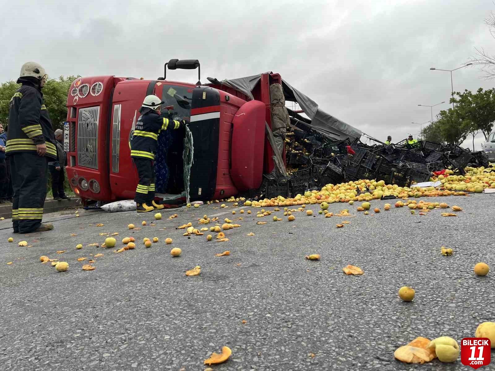 bilecik-haber_eskisehir-de-meyve-yuklu-kamyon-yan-yatti-meyveler-etrafa-sacildi-29524.jpg