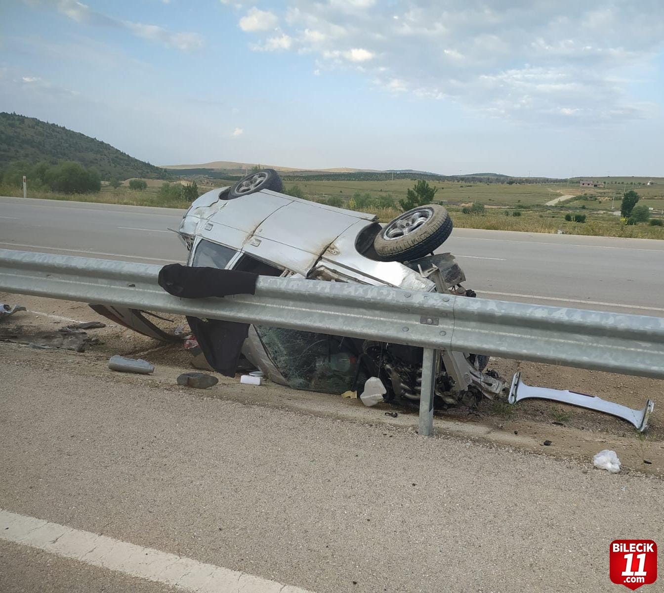 bilecik-haber_genc-surucu-takla-atan-aractan-yarali-olarak-kurtuldu-28766.jpg