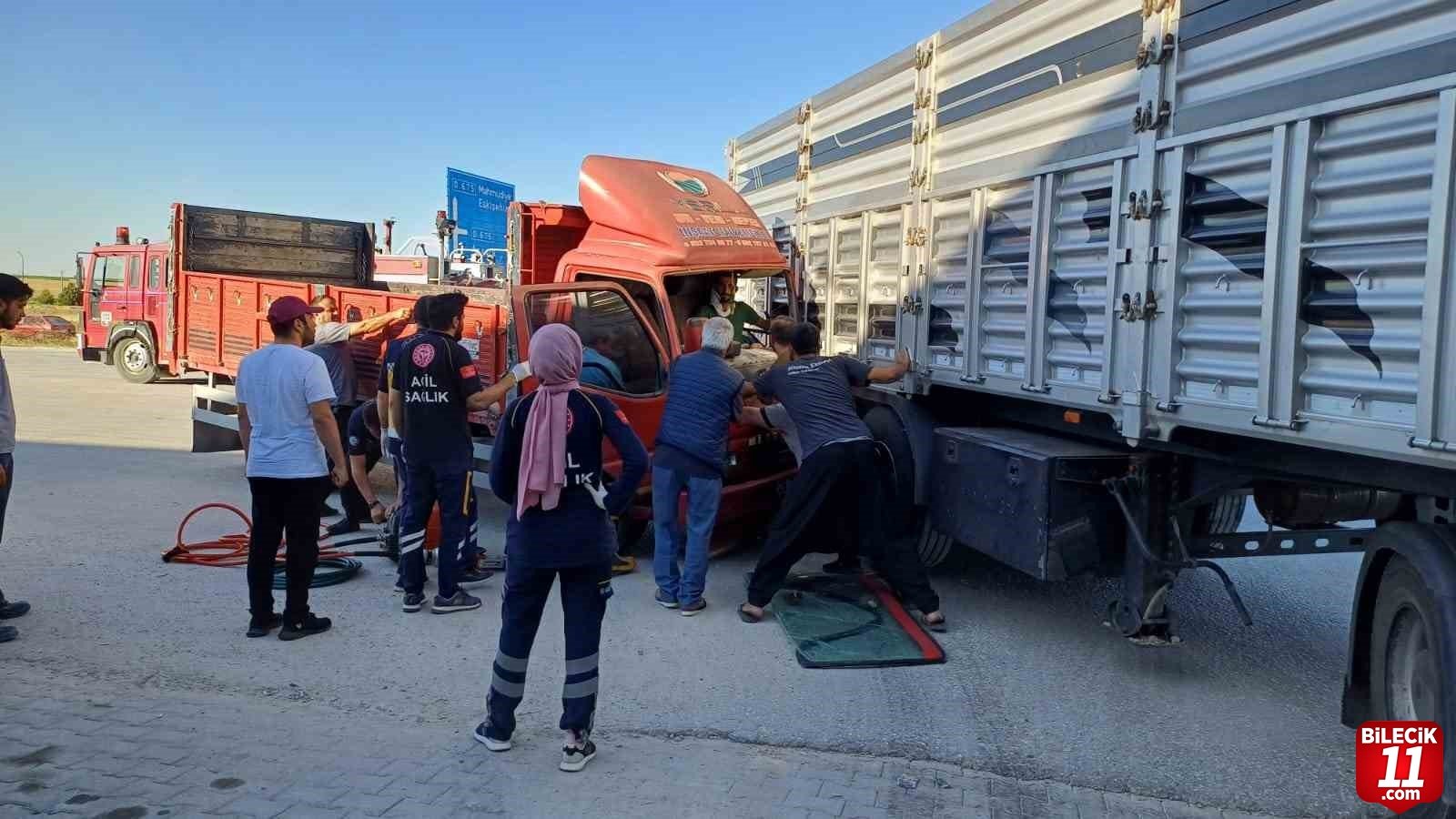 bilecik-haber_kamyonetinde-sikisan-yarali-surucu-elinde-telefonuyla-aractan-indi-33573.jpg