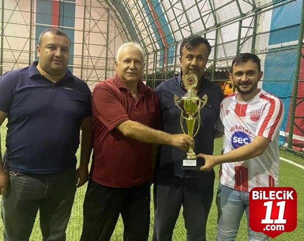 bilecik-haber_kurucayspor-askf-den-sampiyonluk-kupasini-aldi-32967.jpg
